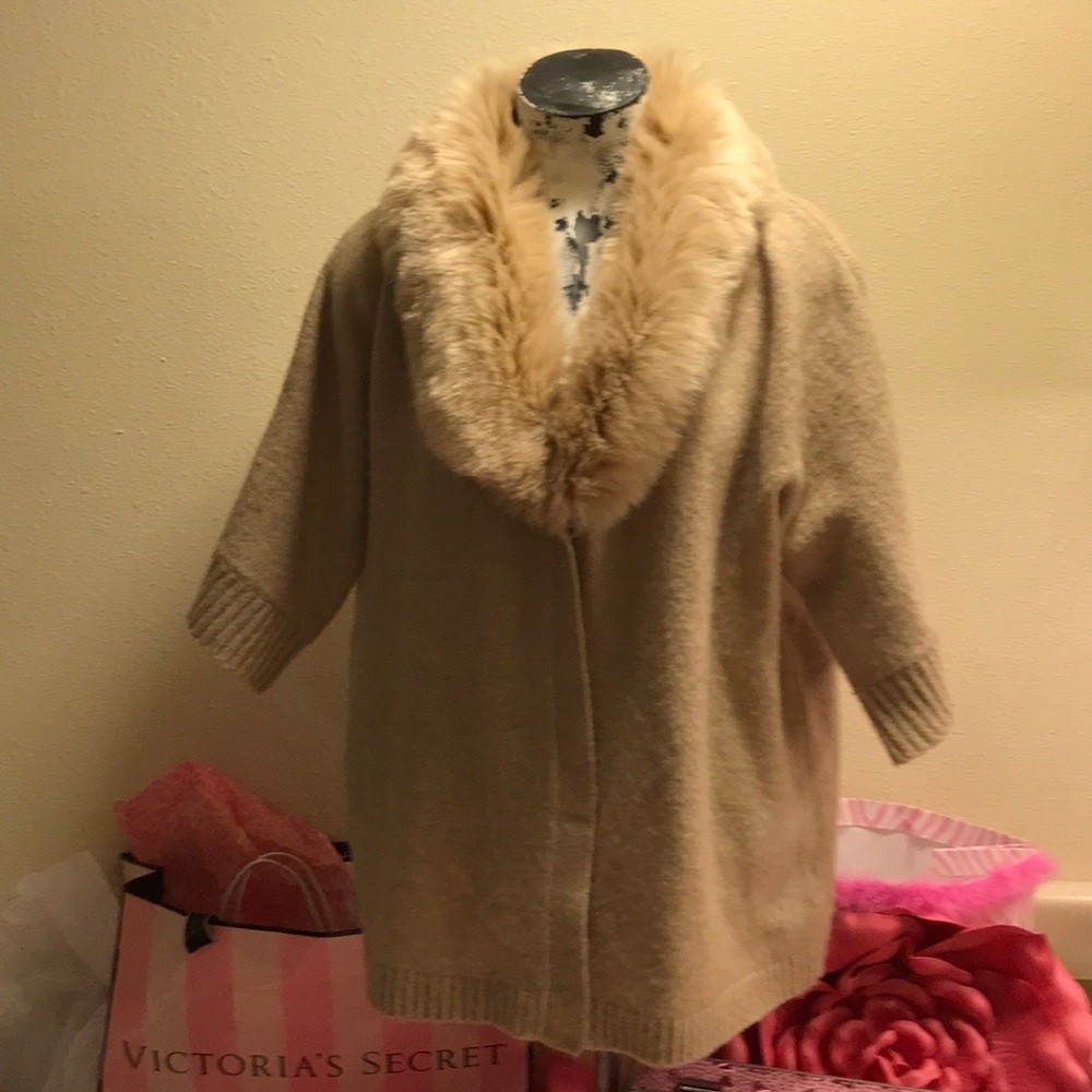 FOREVER 21 FUR COLLAR SWEATER /CARDIGAN ..SIZE...M
